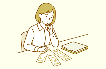 経費の領収書を机の上に並べて、考え込むように見ている会社員の女性のイラスト