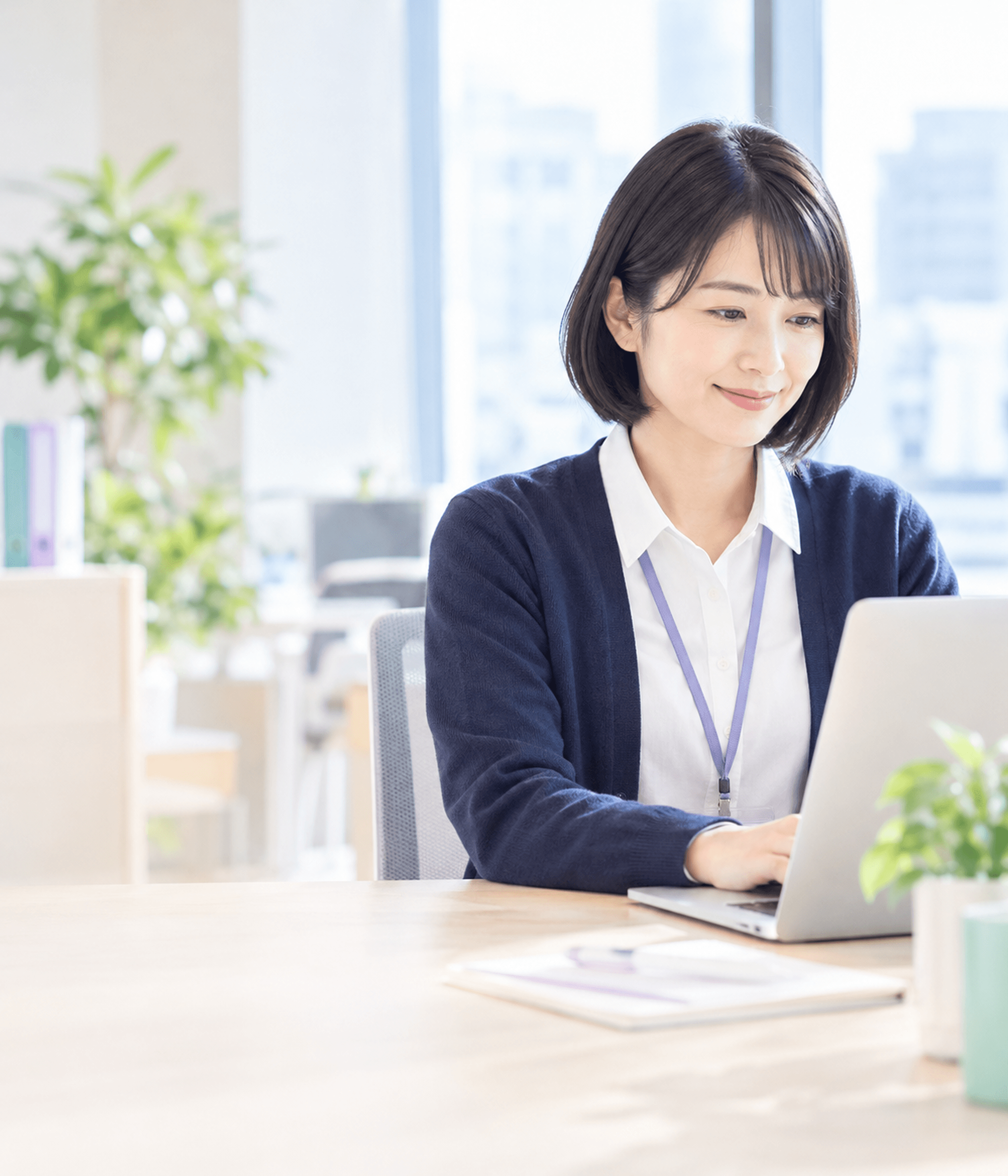 オフィスで勤怠管理を行う担当者