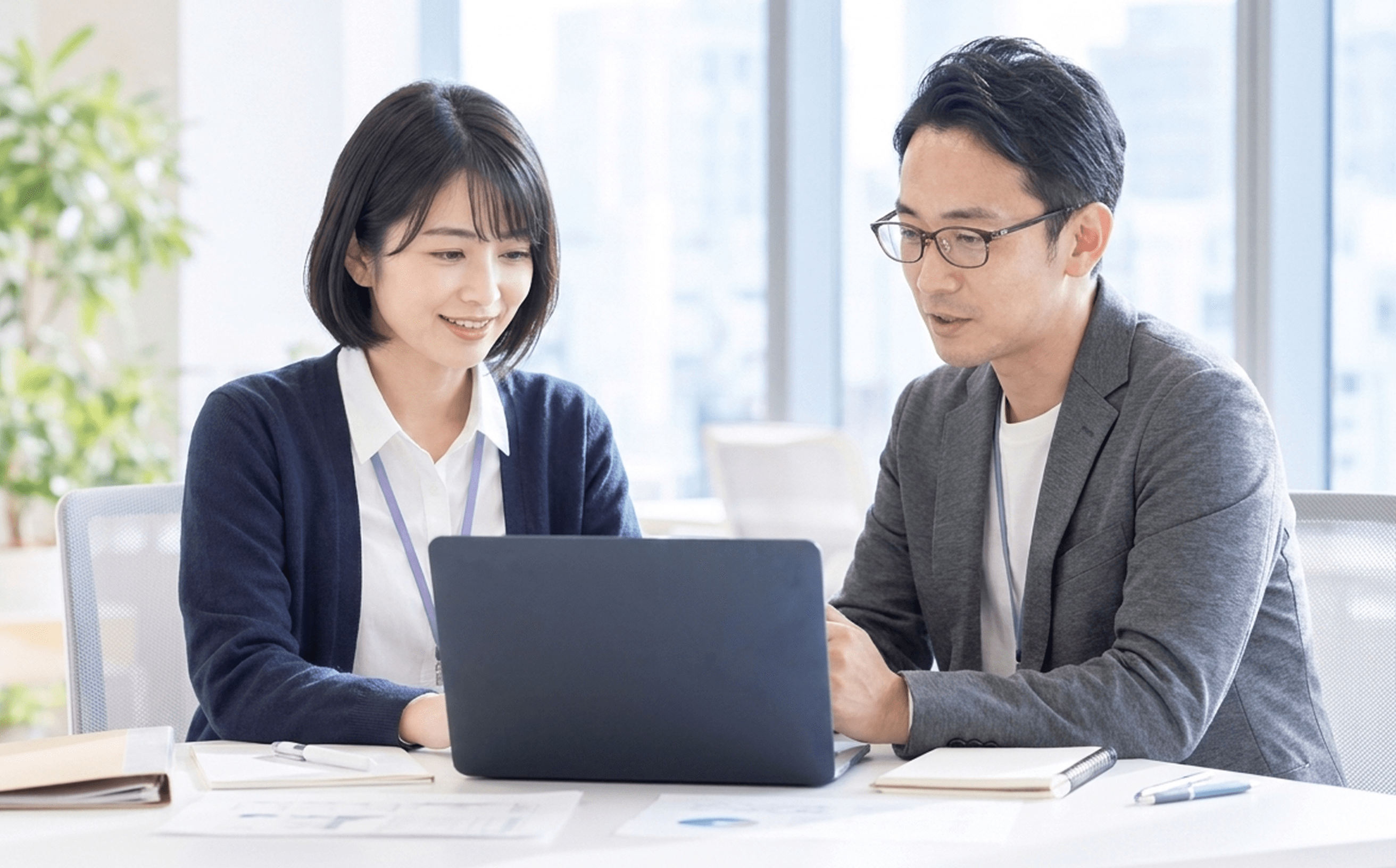 笑顔で働く担当者