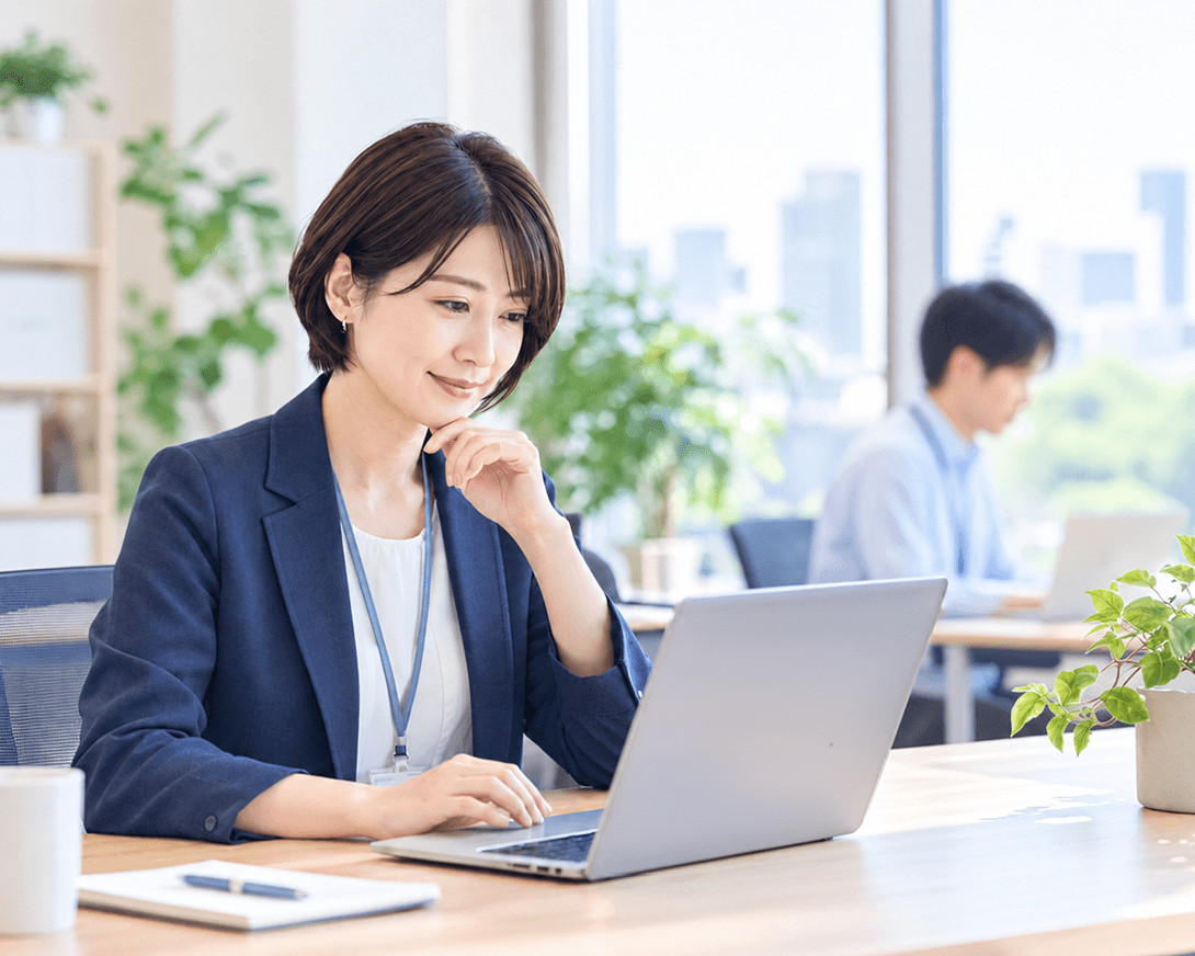 オフィスでノートPCのアンケート画面を確認する、人事担当の女性