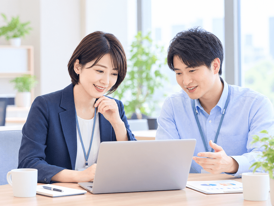 アンケート結果を見ながら話し合う、担当者と同僚