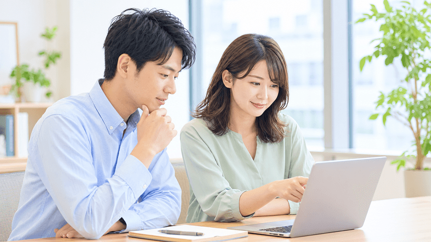 オフィスで同僚と談笑する人事担当者