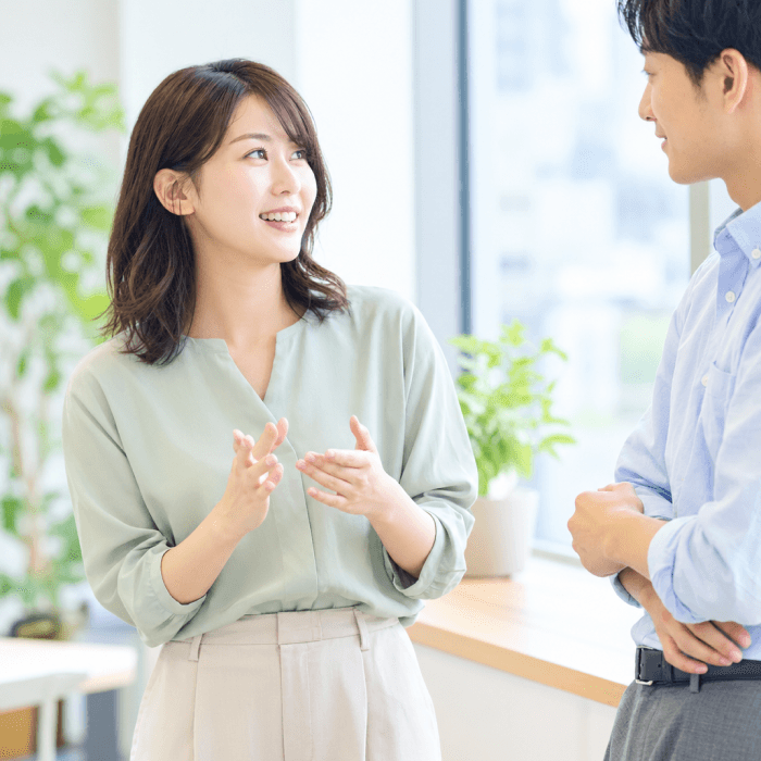 オフィスで人事担当者と社員が会話しているイメージ写真